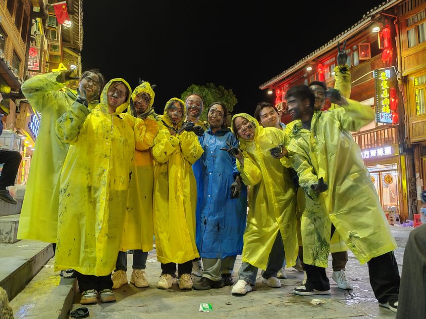 游客參加肇興谷雨節(jié)“抹花臉”活動。