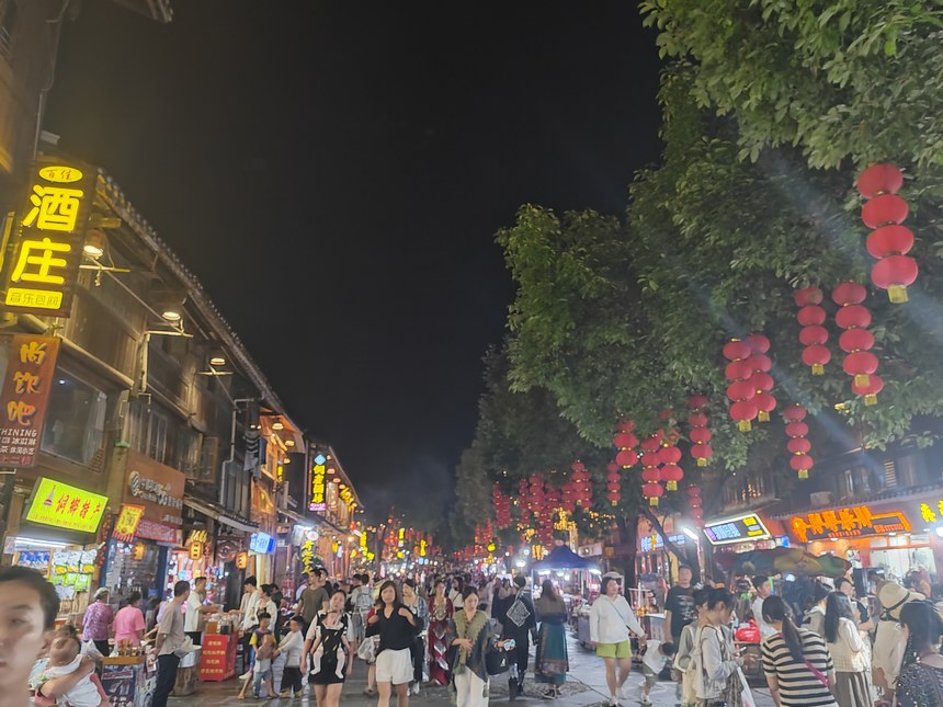 游客如織的肇興街。