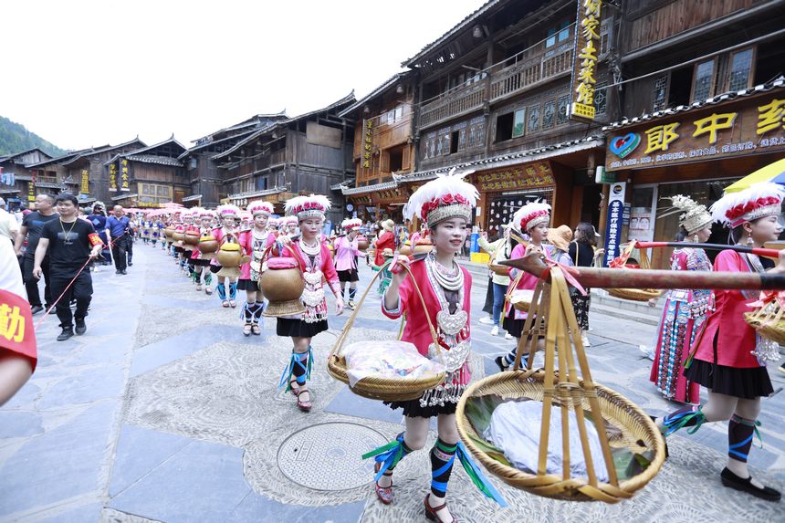肇興谷雨節(jié)盛裝巡街活動。