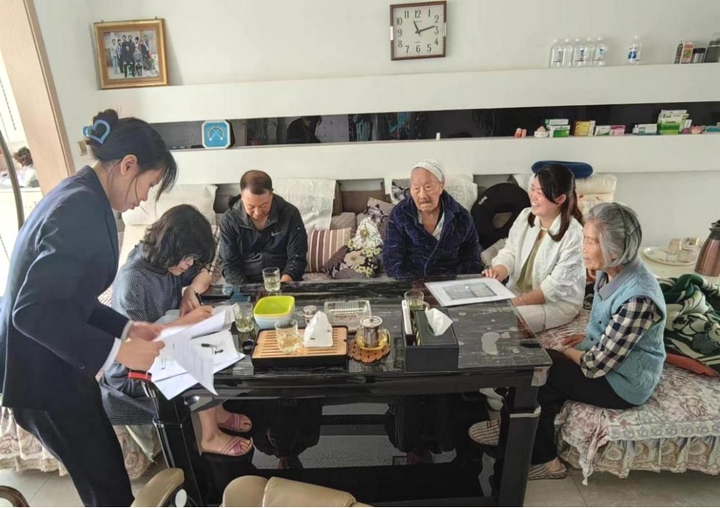 圖為為離休干部呂發(fā)興辦理長護(hù)險現(xiàn)場。
