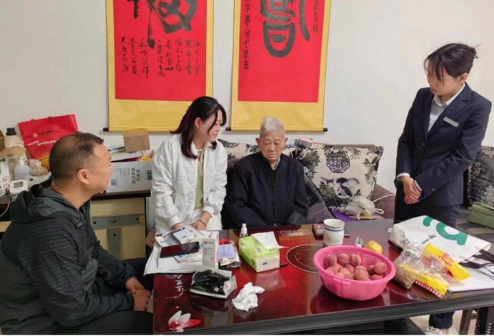 圖為在離休干部袁學(xué)祥家座談家了解情況。