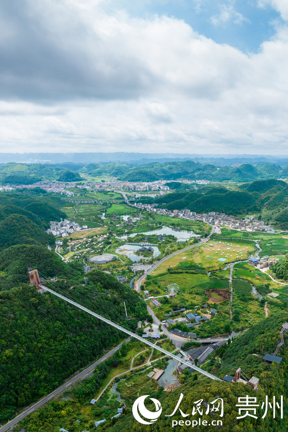 6月28日拍攝的貴州省長順縣永增村神泉谷景區(qū)。人民網(wǎng)記者 涂敏攝