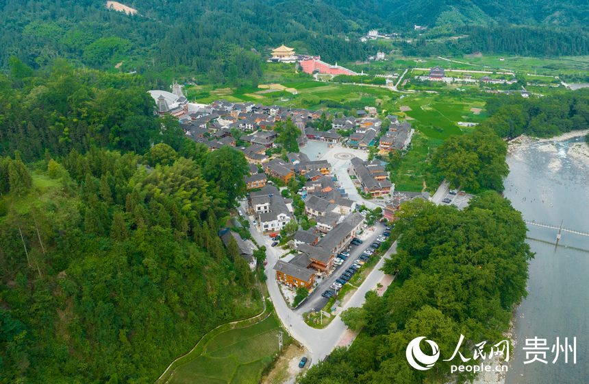 依山傍水的寨沙侗寨。人民網(wǎng) 陽茜攝