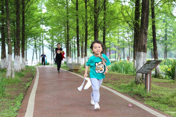 市民在閱山湖公園游玩 （觀山湖區(qū)融媒體中心