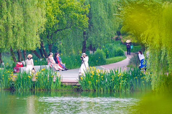 市民在閱山湖公園游玩 （觀山湖區(qū)融媒體中心供圖