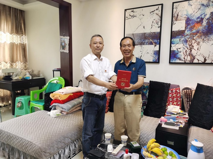 1 圖為金漫為王盡杰老黨員頒發(fā)“光榮在黨50年”紀(jì)念章。