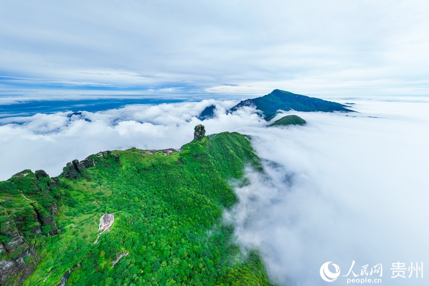 雨后初晴，云霧繚繞的梵凈山。人民網(wǎng)記者 涂敏攝