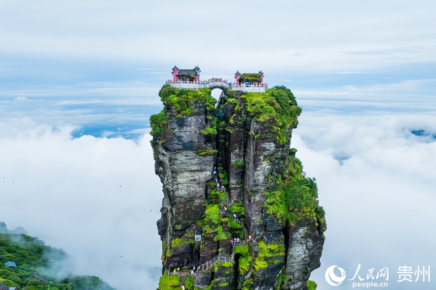 云霧間的梵凈山金頂。人民網(wǎng)記者 涂敏攝