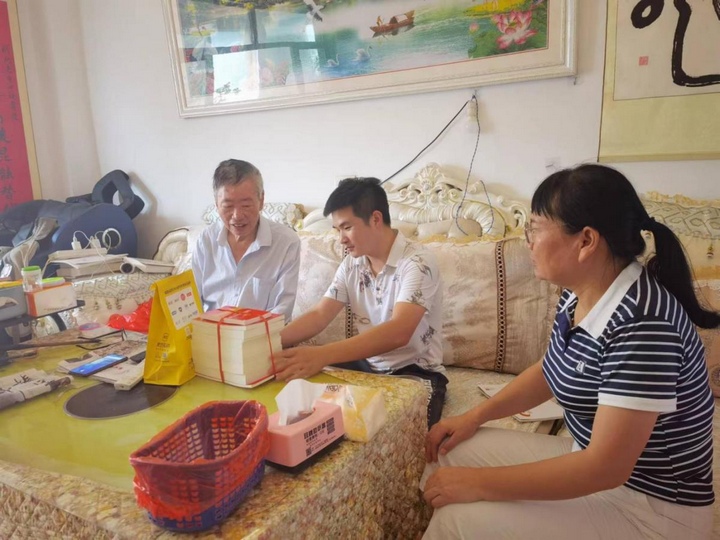 圖為退休干部褚代功送學(xué)送健康現(xiàn)場。