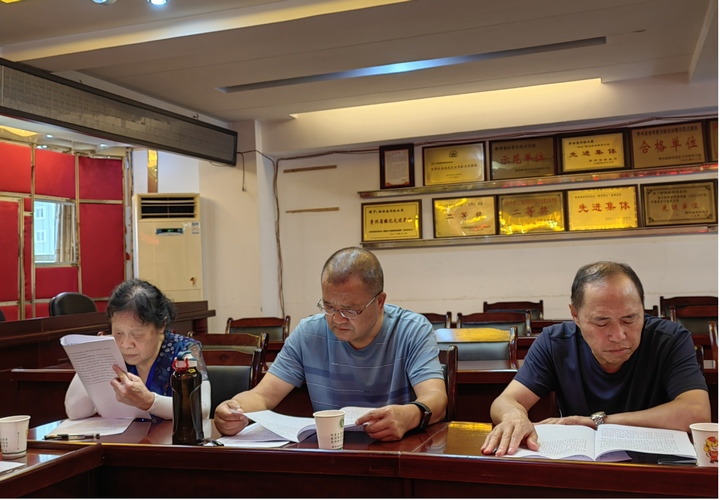 圖為退休黨員認(rèn)真學(xué)習(xí)文件。