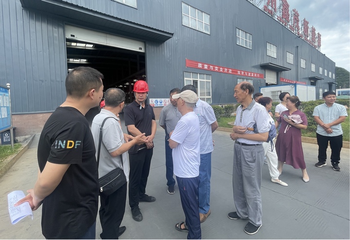 圖為在貴州鑫茂新能源技術(shù)有限公司參觀考察。