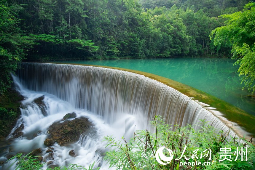 小七孔景區(qū)集林、洞、湖、石、水等多種景觀于一體。人民網(wǎng) 涂敏攝