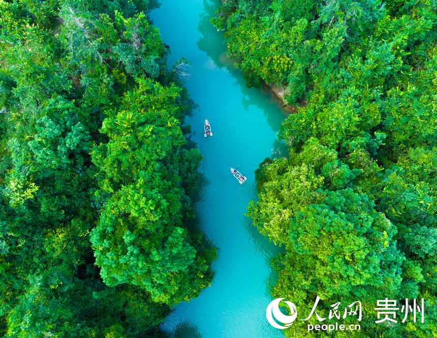 游客在河道里泛舟而行。人民網(wǎng) 陽(yáng)茜攝