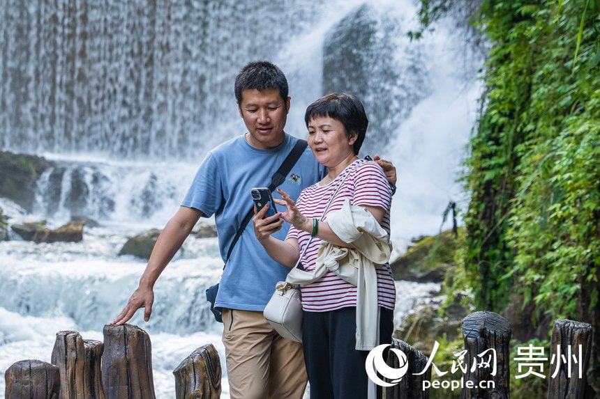 游客在景區(qū)內(nèi)合影留念。人民網(wǎng) 陽茜攝