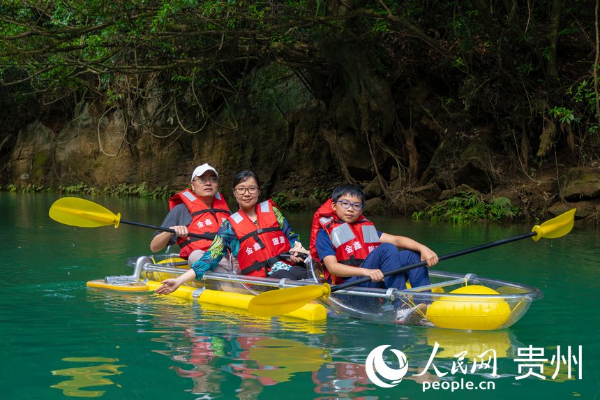 游客在鴛鴦湖劃船。人民網(wǎng) 陽(yáng)茜攝