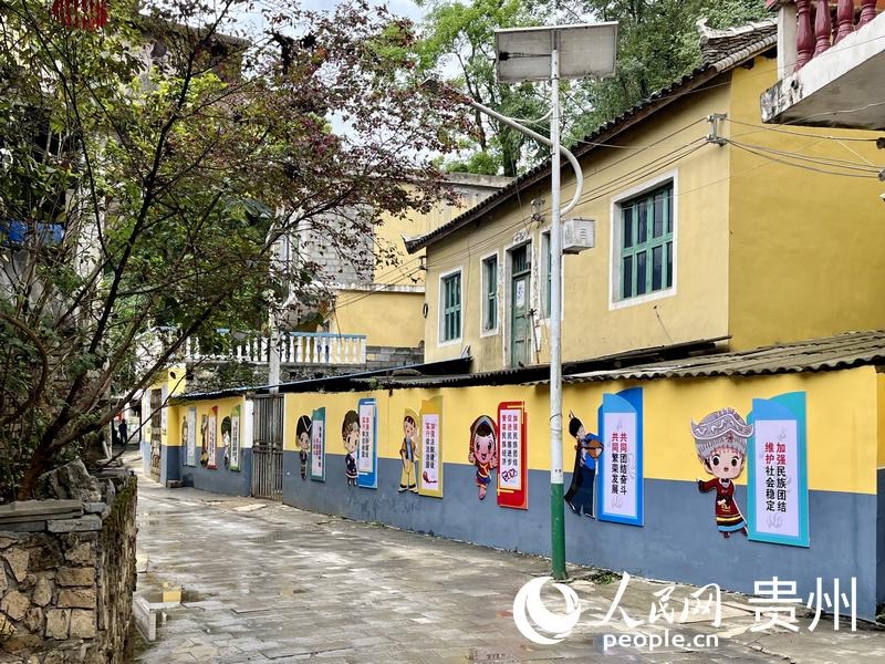 打凼村內(nèi)的民族團(tuán)結(jié)文化墻。人民網(wǎng) 李麗萍攝