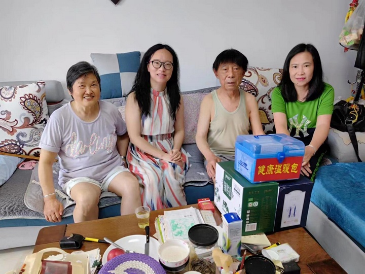 圖為慰問(wèn)組一行與胡志敏一家合影留念。
