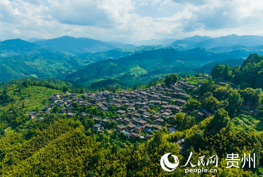 航拍群山中的岜沙苗寨。人民網(wǎng) 陽(yáng)茜攝