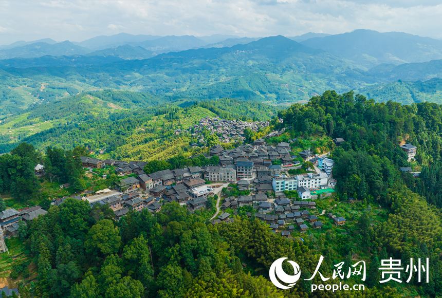 航拍岜沙苗寨。人民網(wǎng) 陽(yáng)茜攝