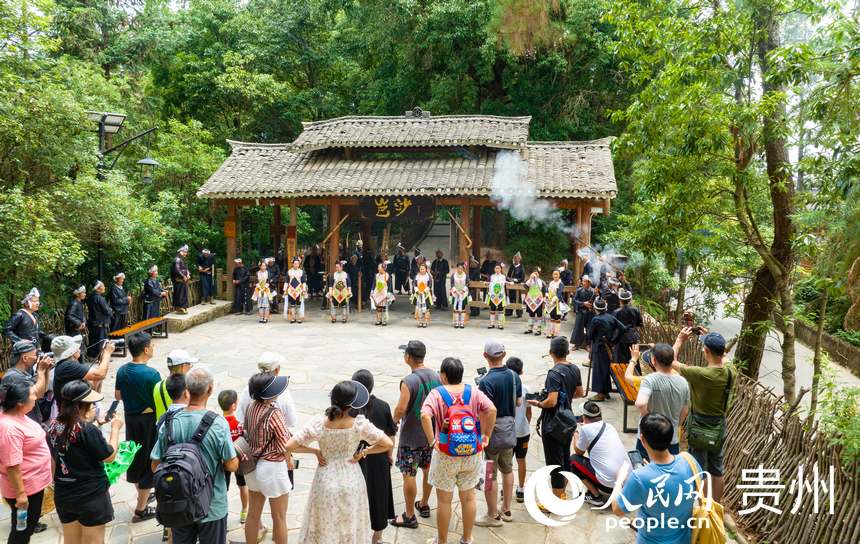 岜沙苗寨的村民在寨門鳴槍迎客。 人民網(wǎng) 陽茜攝