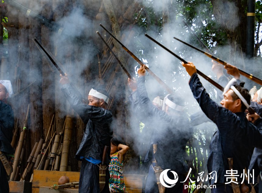 岜沙苗寨的村民在寨中鳴槍迎客。人民網(wǎng) 陽茜攝