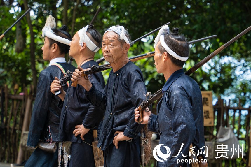 岜沙苗寨是一個純苗族聚居村寨。人民網(wǎng) 陽茜攝