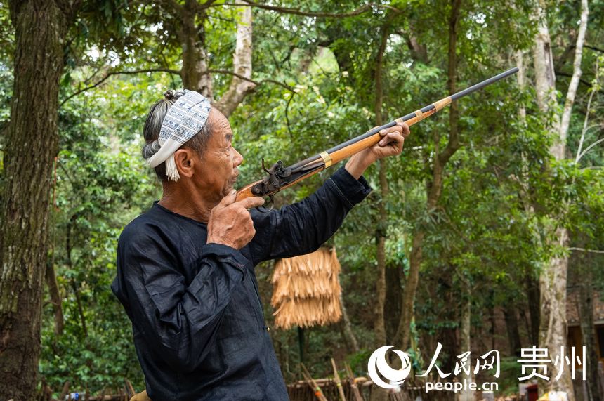 岜沙苗寨的村民為游客展示火槍。人民網(wǎng) 陽茜攝