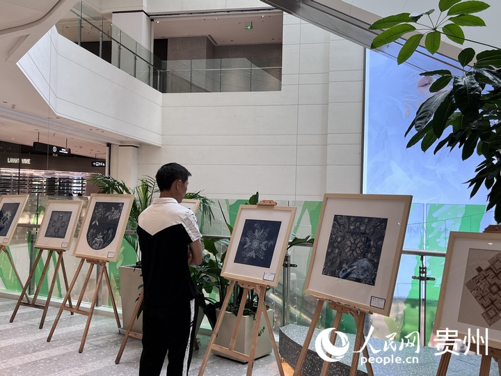 成果展示引人駐足。人民網(wǎng) 陳潔泉攝