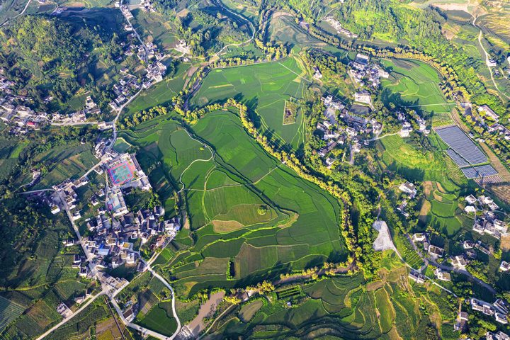 黔西市洪水鎮(zhèn)解放村（無人機(jī)照片）。史開心攝