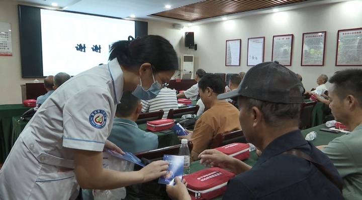 圖為望謨縣人民醫(yī)院醫(yī)療保健銀齡人才志愿服務(wù)隊相關(guān)同志為參訓(xùn)人員講解有關(guān)防治知識。