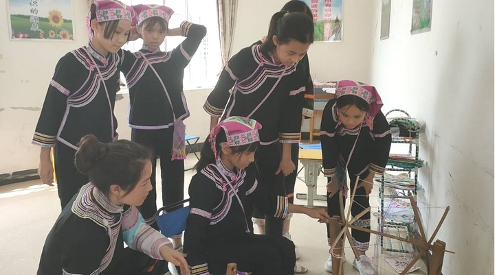 圖為學(xué)生對織布進行實際操作。