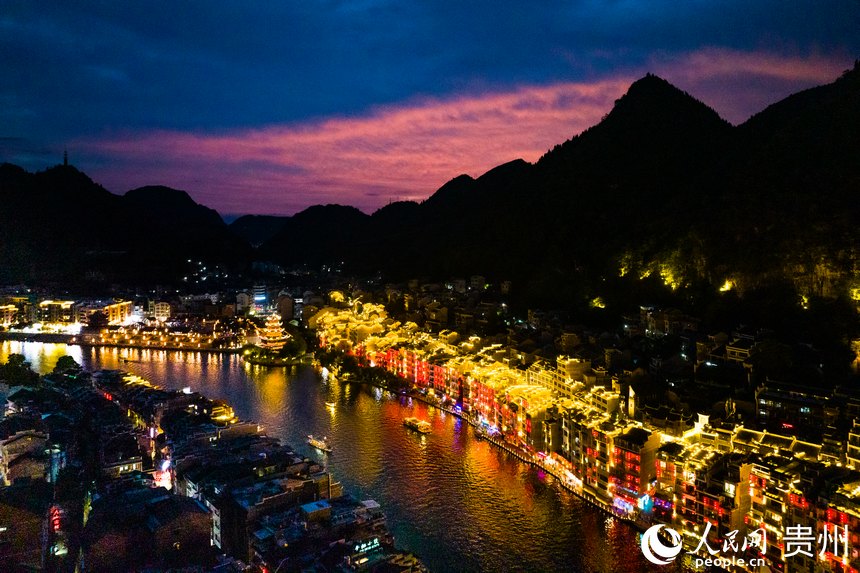 航拍鎮(zhèn)遠(yuǎn)古城夜景。人民網(wǎng) 陽茜攝