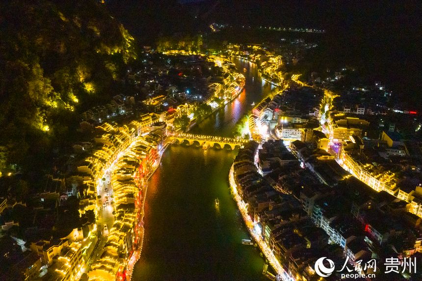 航拍鎮(zhèn)遠(yuǎn)古城夜景。人民網(wǎng) 陽(yáng)茜攝