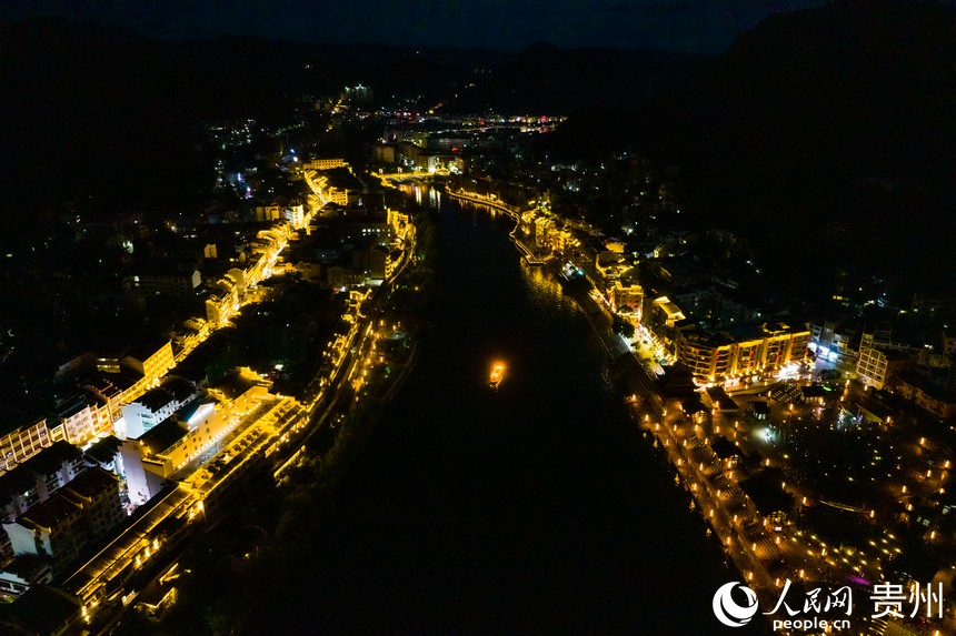 航拍鎮(zhèn)遠古城夜景。人民網(wǎng) 陽茜攝