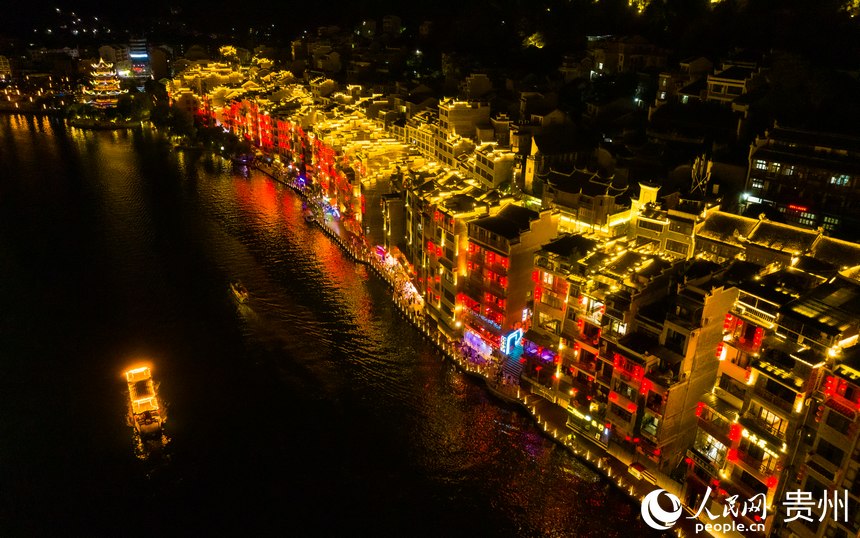 航拍鎮(zhèn)遠古城夜景。人民網(wǎng) 陽茜攝
