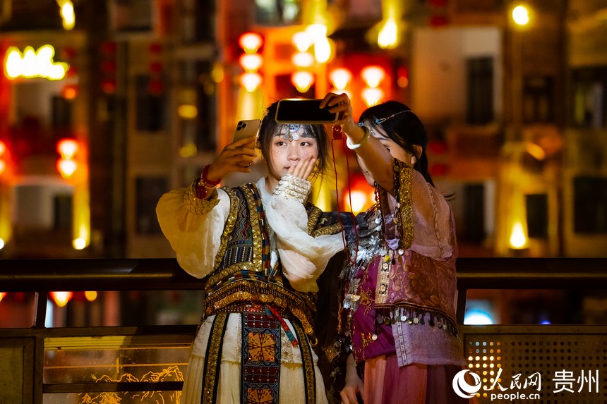 游客在橋上拍照留念。人民網(wǎng) 陽(yáng)茜攝