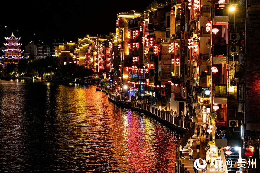 華燈初上，鎮(zhèn)遠古城兩岸燈火通明。人民網(wǎng) 陽茜攝