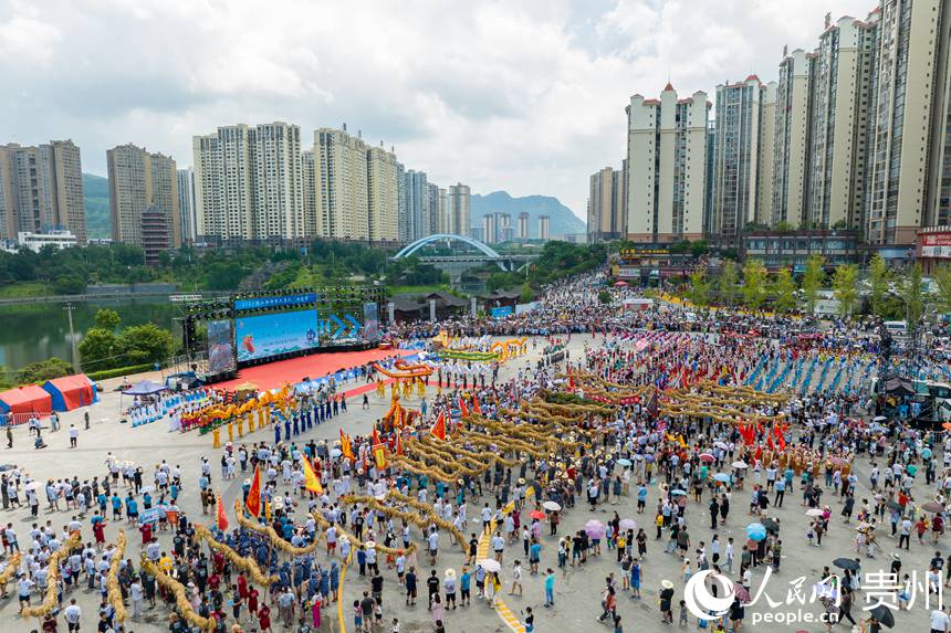 航拍2023德江癸卯年六月六“水龍節(jié)”開幕現(xiàn)場。人民網(wǎng)記者 涂敏攝