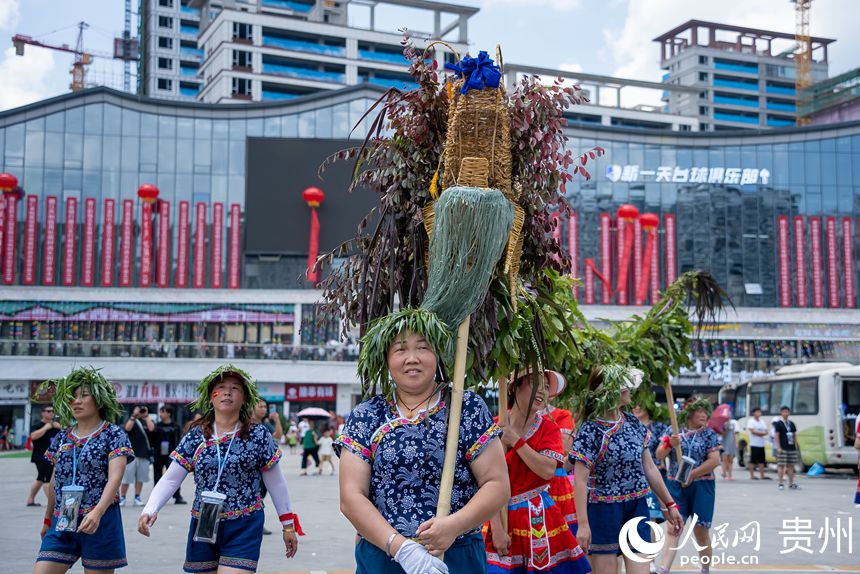 2023德江癸卯年六月六“水龍節(jié)”現(xiàn)場(chǎng)。人民網(wǎng)記者 涂敏攝