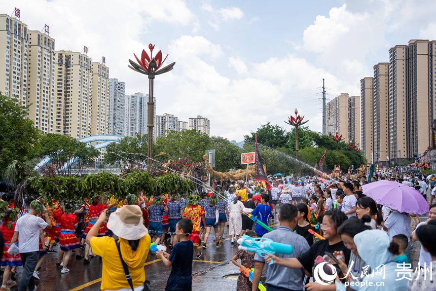 2023德江癸卯年六月六“水龍節(jié)”現(xiàn)場(chǎng)，市民向“水龍”噴水祈福。人民網(wǎng)記者 涂敏攝