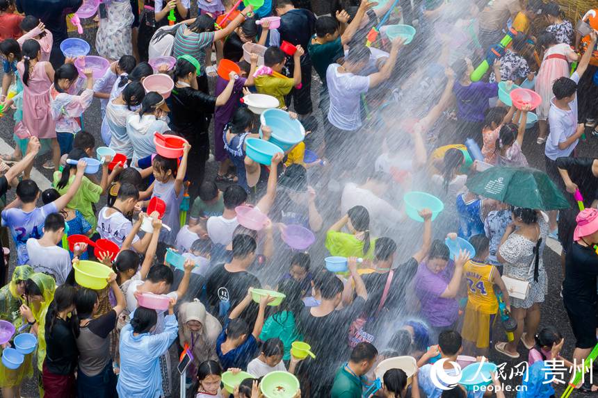 2023德江癸卯年六月六“水龍節(jié)”現(xiàn)場，市民噴水祈福。人民網(wǎng)記者 涂敏攝