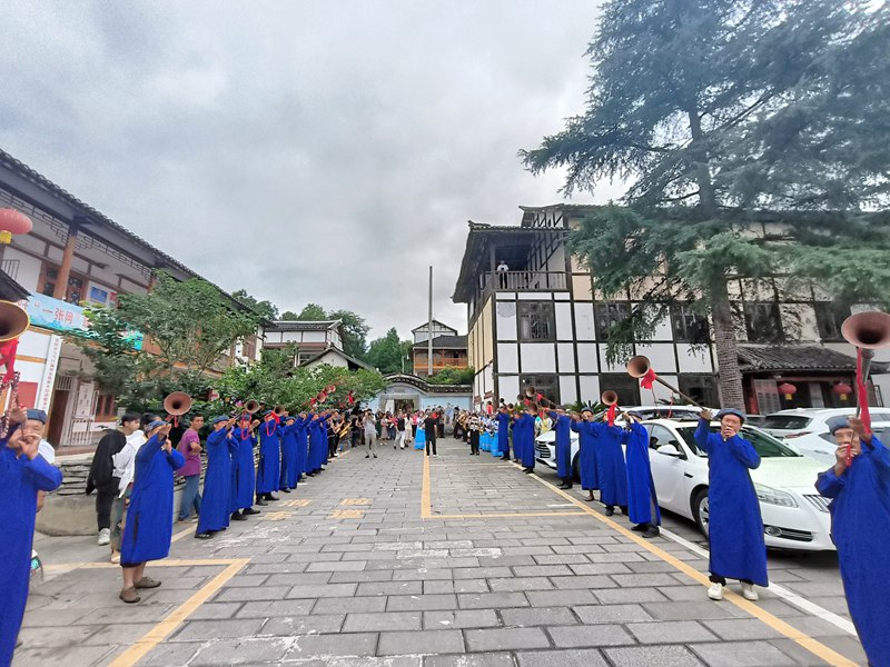 1、布依長號(hào)迎賓。偏坡布依族鄉(xiāng)人民政府