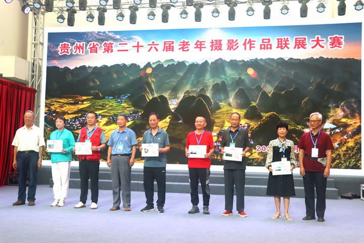 圖為為聯(lián)展大賽獲獎(jiǎng)人員頒發(fā)榮譽(yù)證書(shū)。
