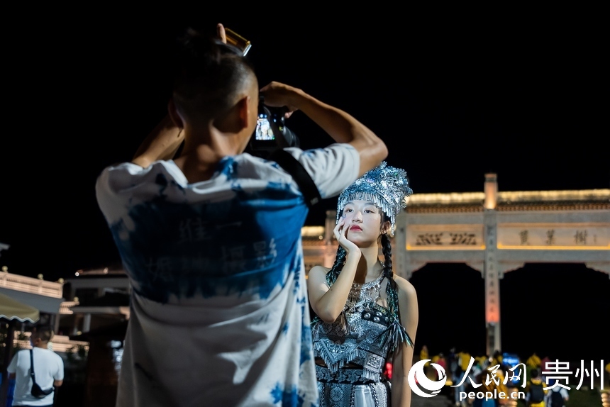 游客在黃果樹景區(qū)打卡拍照。人民網(wǎng)記者 涂敏攝