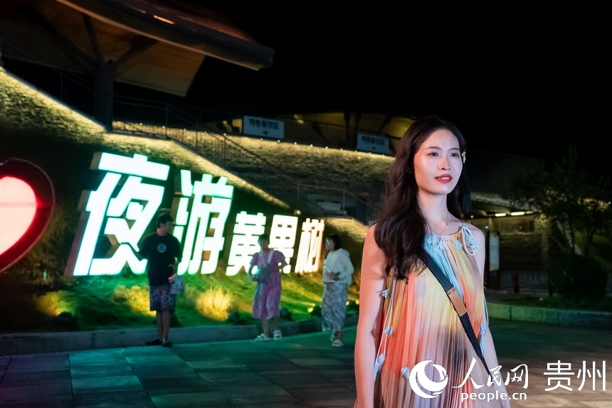 游客在黃果樹景區(qū)打卡拍照。人民網(wǎng)記者 涂敏攝