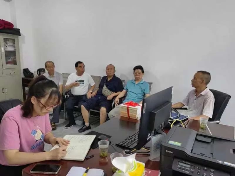 圖為調(diào)研組與老黨員座談交流。