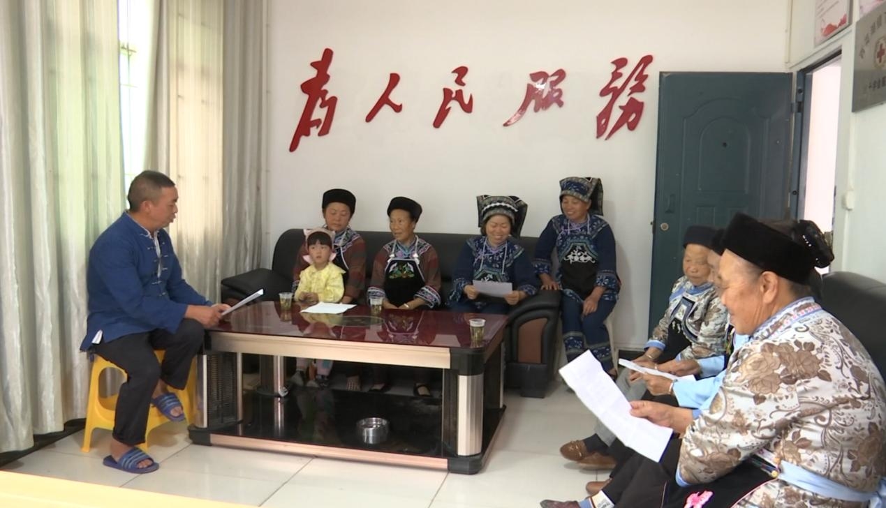 下麥城村村民在村委會學(xué)唱“治風(fēng)”布依山歌。