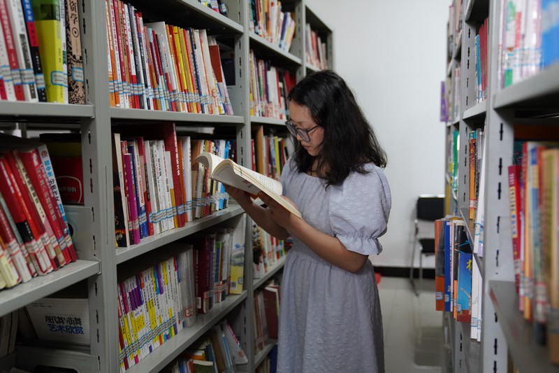 讀者在縣圖書館借閱室借書看書，王光敏 攝.JPG