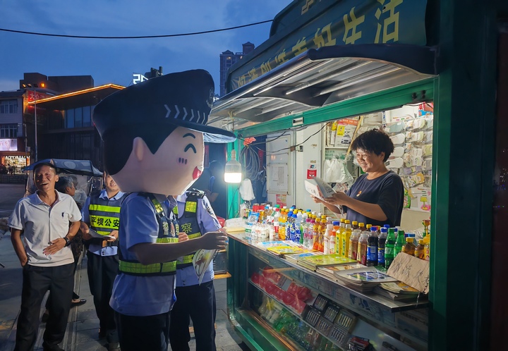 城區(qū)警察線下向當?shù)厝罕姲l(fā)放預警一張圖以及警示案例。