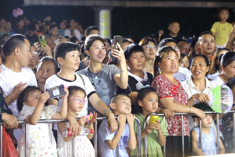 觀看演出的現(xiàn)場觀眾。王嬋娟 攝.JPG